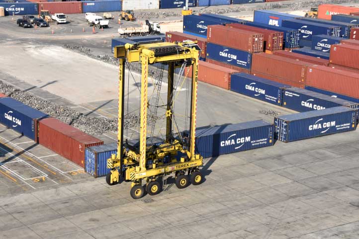 port container straddle carrier